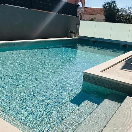 Cuby With Private Pool In Appartement