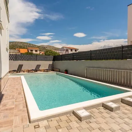 Cuby With Private Pool In Appartement Trogir