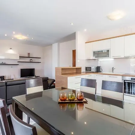 Cuby With Private Pool In Appartement