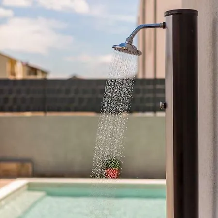 Cuby With Private Pool In Appartement