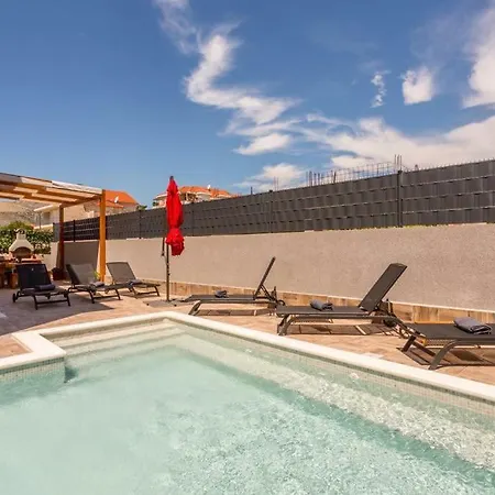 Cuby With Private Pool In Trogir