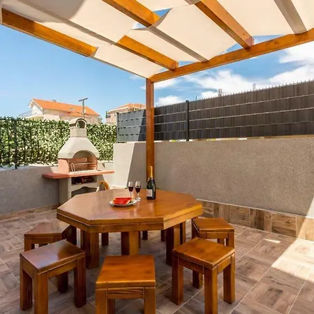 Cuby With Private Pool In Τρογκίρ