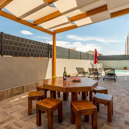 Cuby With Private Pool In Τρογκίρ