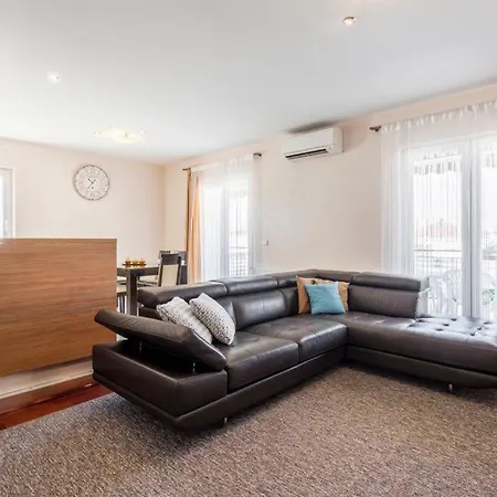 Cuby With Private Pool In Apartment Trogir