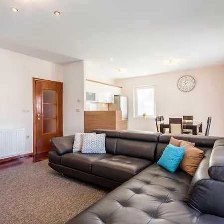 Apartment Cuby With Private Pool In