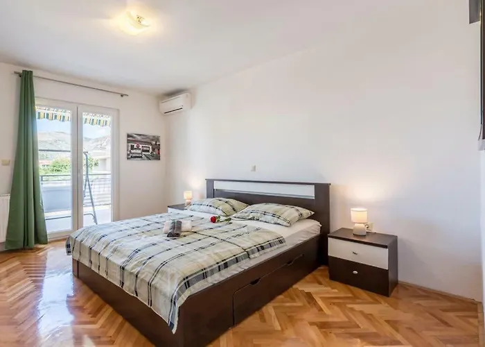 Cuby With Private Pool In Trogir