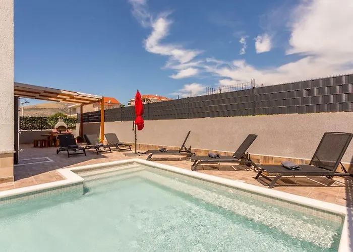 Cuby With Private Pool In Трогир