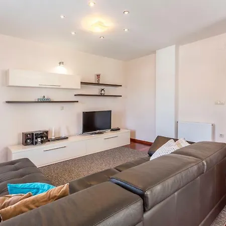 Cuby With Private Pool In Trogir