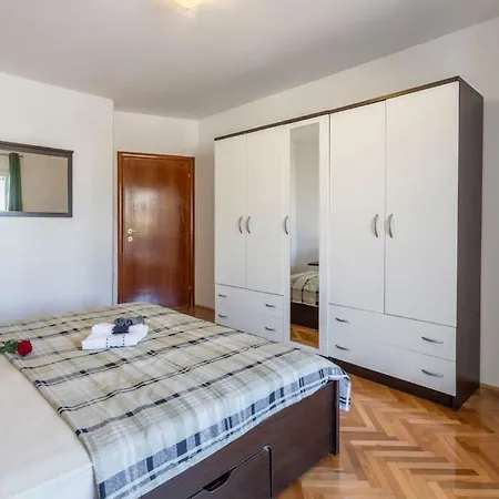 Cuby With Private Pool In Trogir