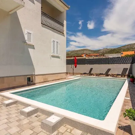 Cuby With Private Pool In Apartman *