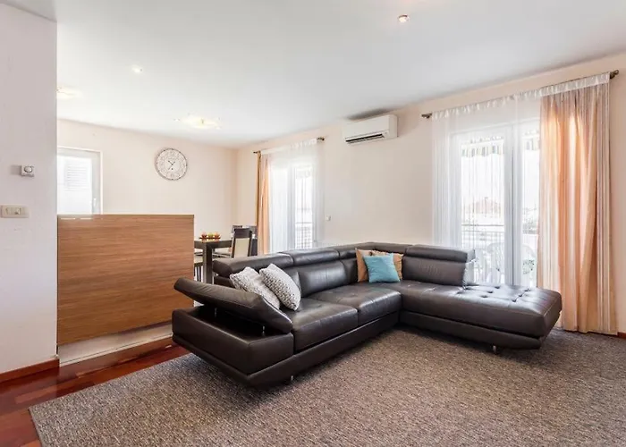 Cuby With Private Pool In Apartamento Trogir