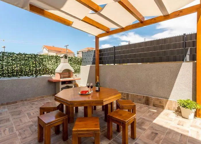 Cuby With Private Pool In Trogir