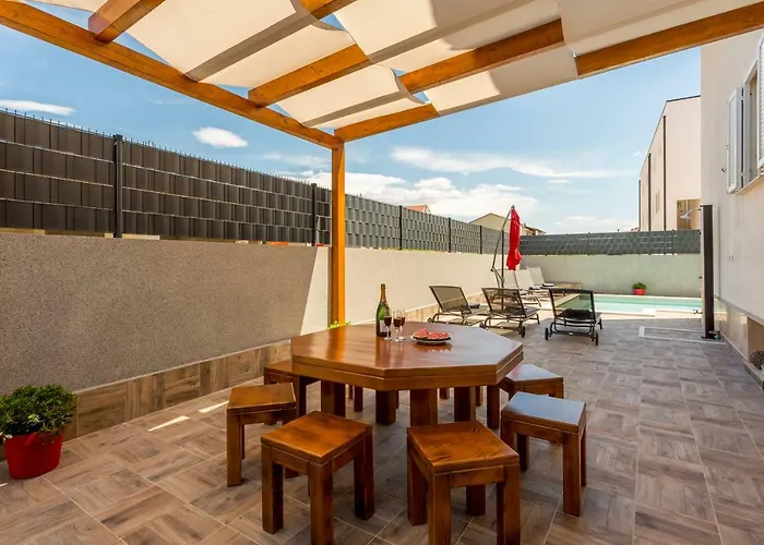 Cuby With Private Pool In Trogir